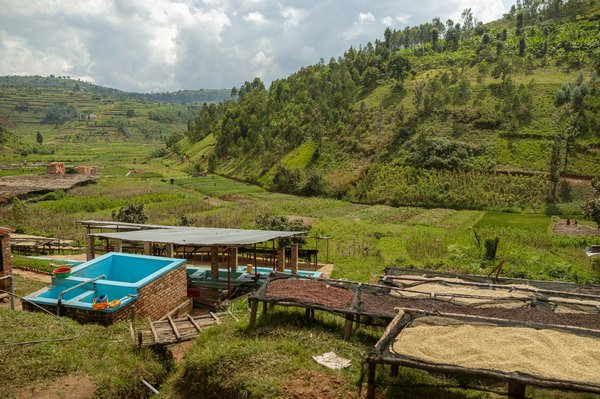 Comment créer un espace de jeux en extérieur avec des matériaux recyclés ?